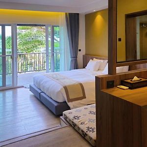 Premier Coral Seaview Studio